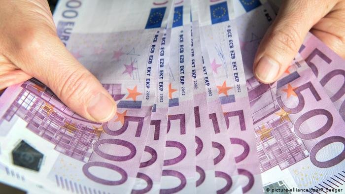 Депозитите в евро паднаха рязко за година