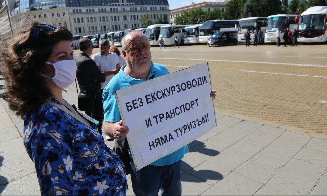 Туроператорите на протест, помощите не им стигат