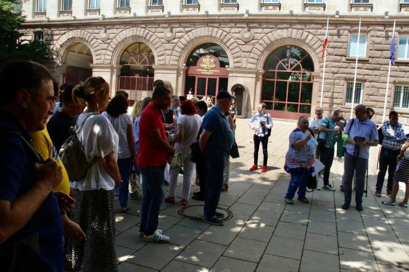 Туроператори на протест, искат оставката на министъра на туризма