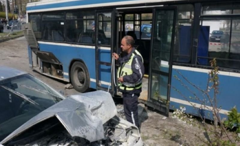Жена загина при катастрофа между кола и автобус край Ямбол