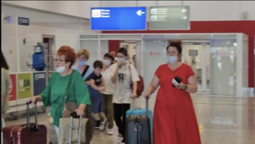 Първите руски туристи за това лято кацнаха на летището в Бургас
