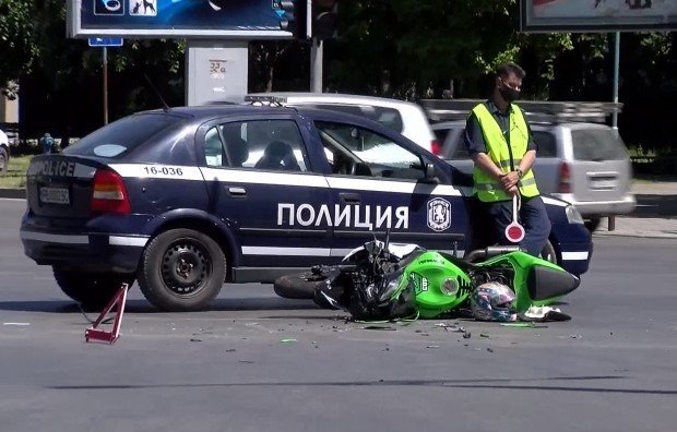 Моторист е в болница след тежка катастрофа