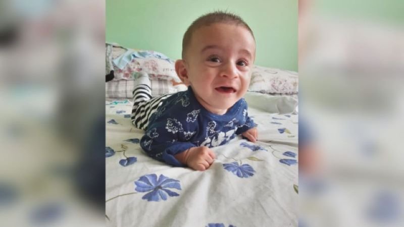 Борба с властите: Семейство се моли за експериментално лечение на детето си в Русия