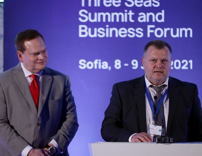 Американци купиха половината "Овергаз"
