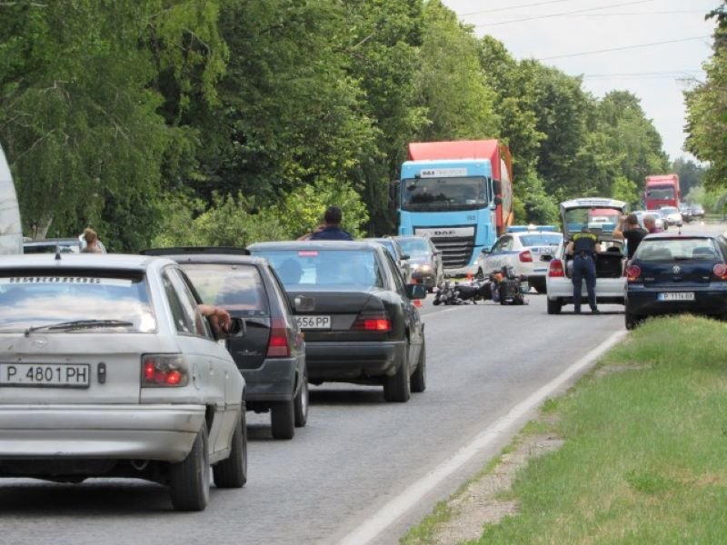 Заради румънски шофьор моторист се заби в автобус (СНИМКИ)