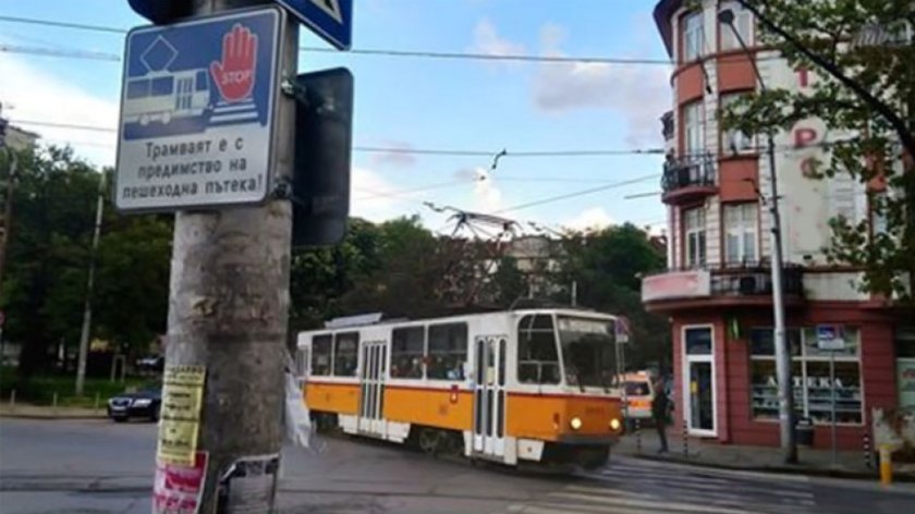 Нови табели напомнят на пешеходците, че трамваят е с предимство