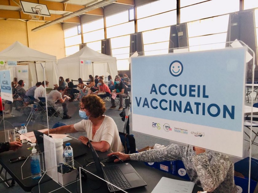 Във Франция ще ваксинират и по плажовете