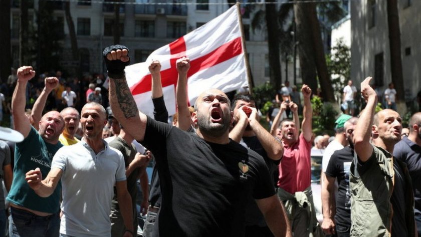 Противници на ЛГБТ-общността гориха знамето на ЕС