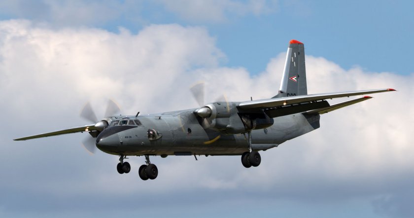 Самолетът с 28 души на борда се е разбил при опит да кацне
