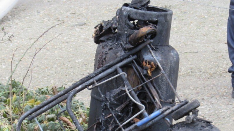 Газова бутилка подпали къща в Шуменско, пожарникарите я спасиха