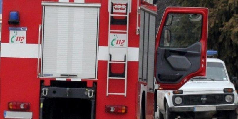 Пламна камион с машини за гласуване в Бургас (видео)