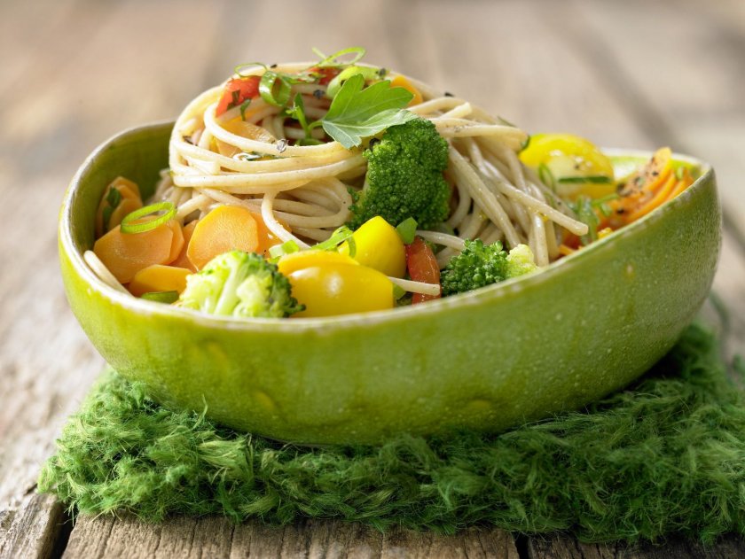 Зеленчукови спагети с киселец