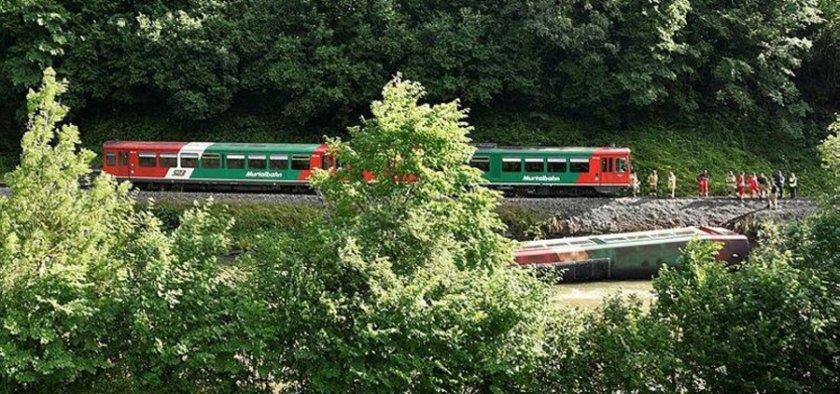 Вагон с ученици падна в река в Австрия