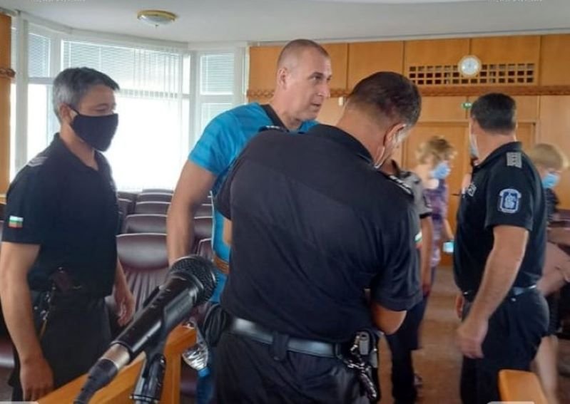 Експолицаят Венци Караджов отново в съда: Чие е ДНК-то по дрехите на убитите ми родители?