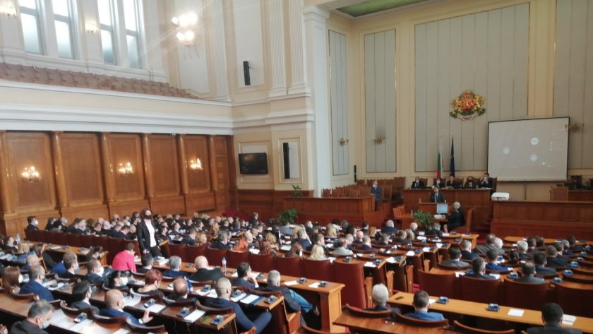 Окончателно: Слави вкарва 65 депутати, Бойко - 63 