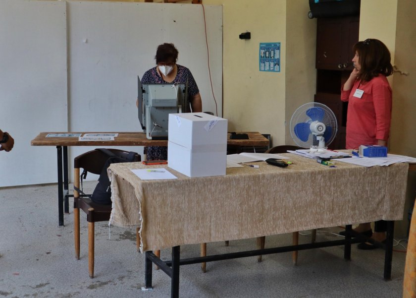 Изборна измама: С чужди лични карти гласуват в Самоков и Симитли