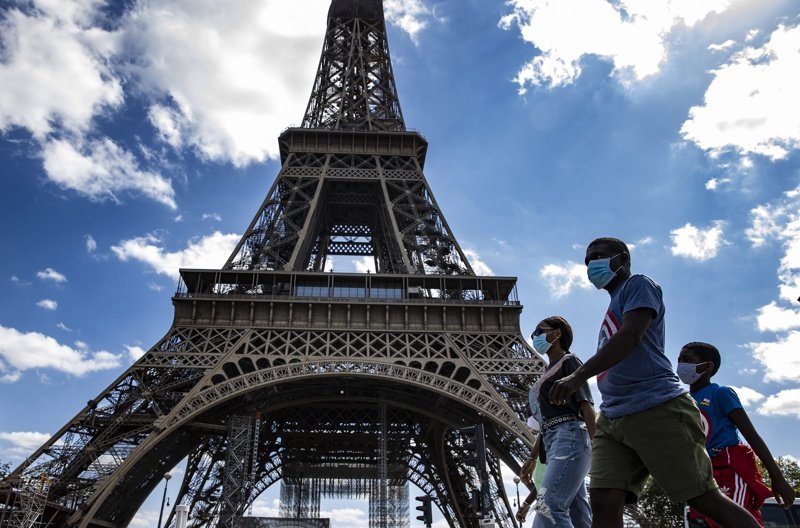 Айфеловата кула отново посреща туристи