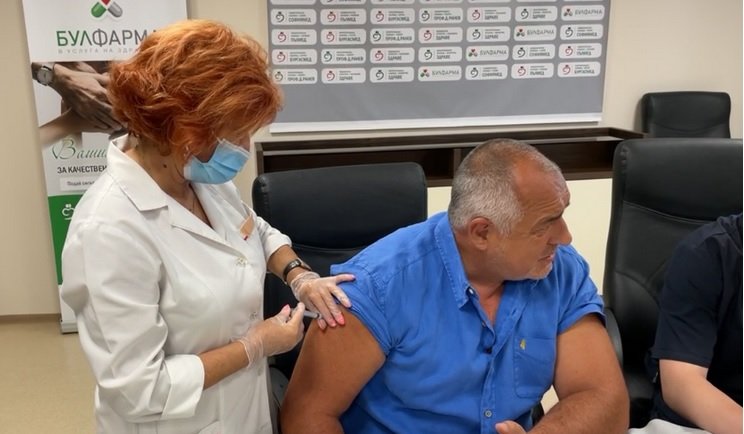 БРАВО: Бойко се ваксинира на живо във фейсбук (ВИДЕО)