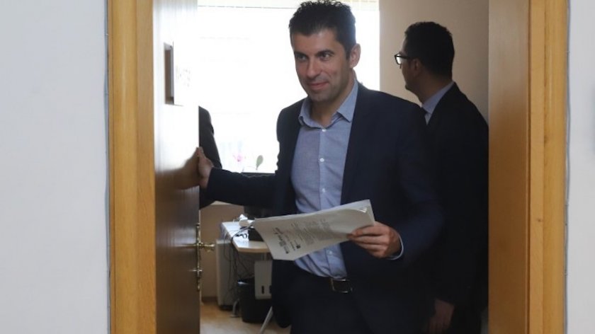 Държавата да излезе от ПИБ, поиска Кирил Петков