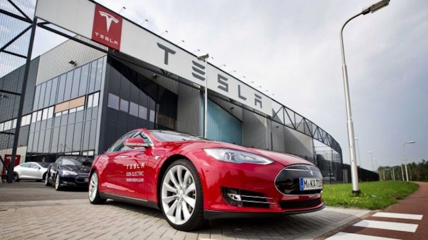 Tesla спира новите доставки на електромобила Model S