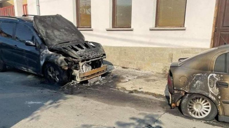 Два автомобила на адвокат - "Тойота" и "Опел" овъглени в Павел баня (снимка)