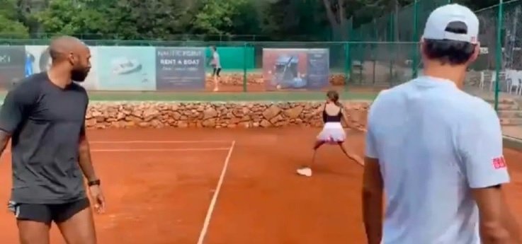 Федерер тренира с щерката и Тиери Анри