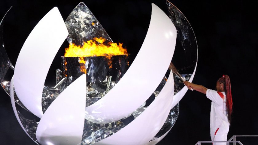 Наоми Осака запали олимпийския огън