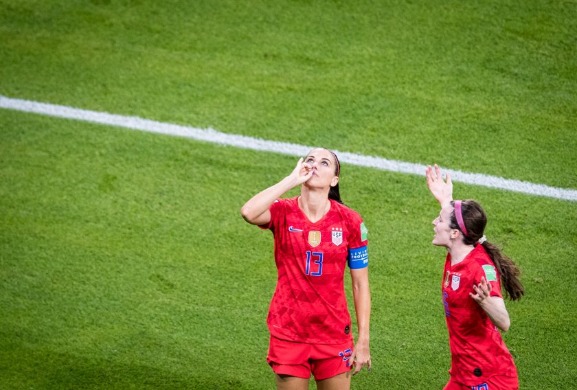 Футбол по женски: Как звездата на САЩ жегна британците с чаша чай