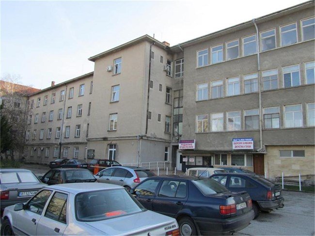 КОШМАР: В Горна Оряховица оперират на фенер, в болницата няма ток