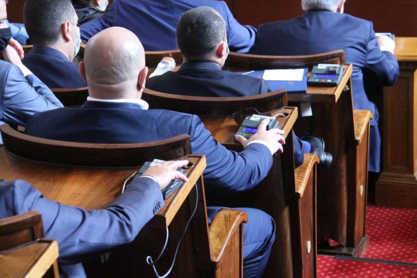 Депутатите остават без бонуси за специални задачи