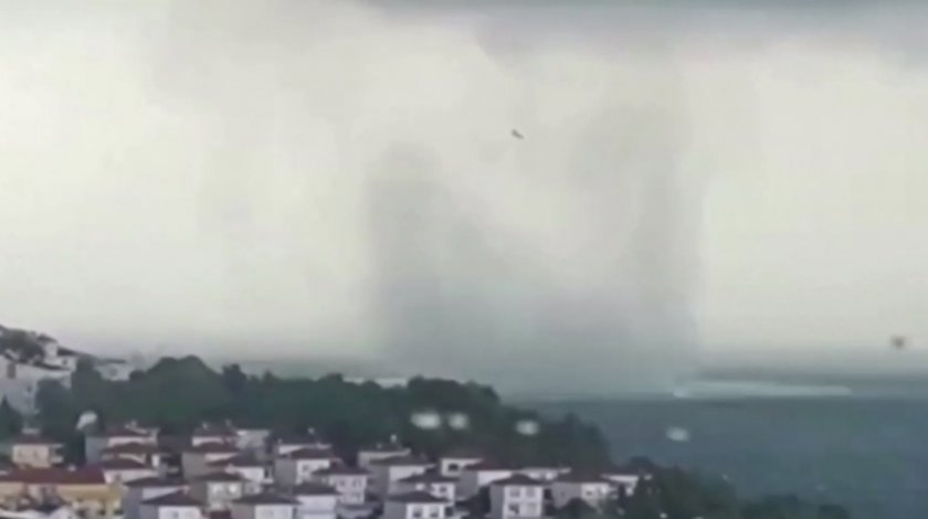 Гигантско торнадо вилня в Черно море
