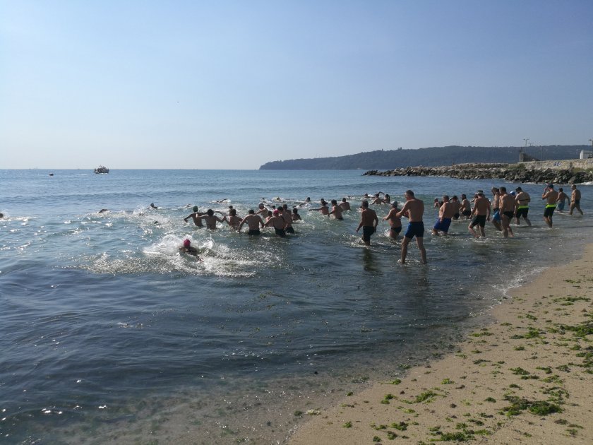 Масово плуване във Варна днес