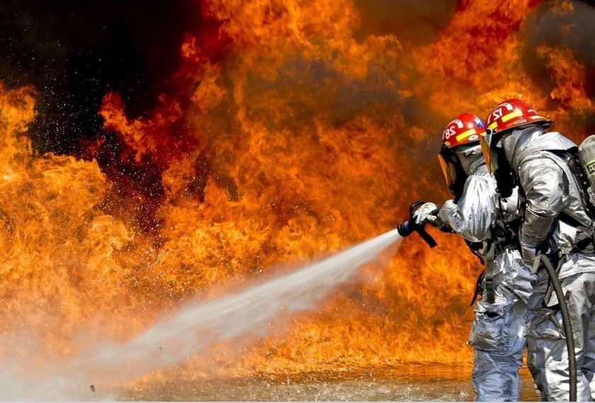 Пожар край село Брягово, осем екипа огнеборци се борят със стихията