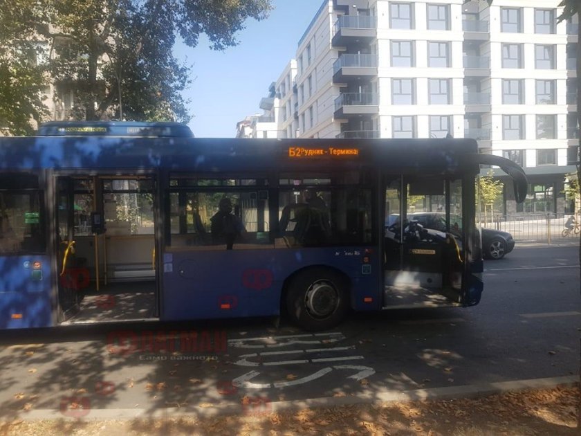 Джигит сече пътя на градски автобус в Бургас, баба падна и пострада