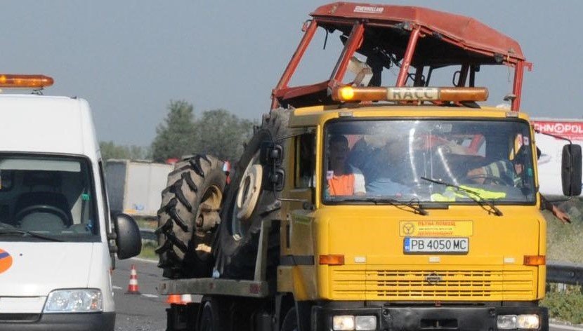 Гурбетчии се нанизаха в трактор, в болница са