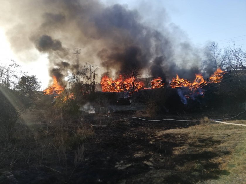 Пожарът над Перник се разраства