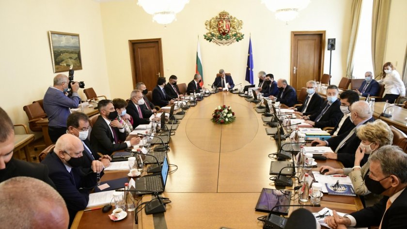 Служебният кабинет подхваща образованието