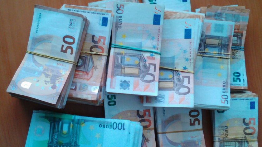 Митничари спипаха 500 бона в камион с китки