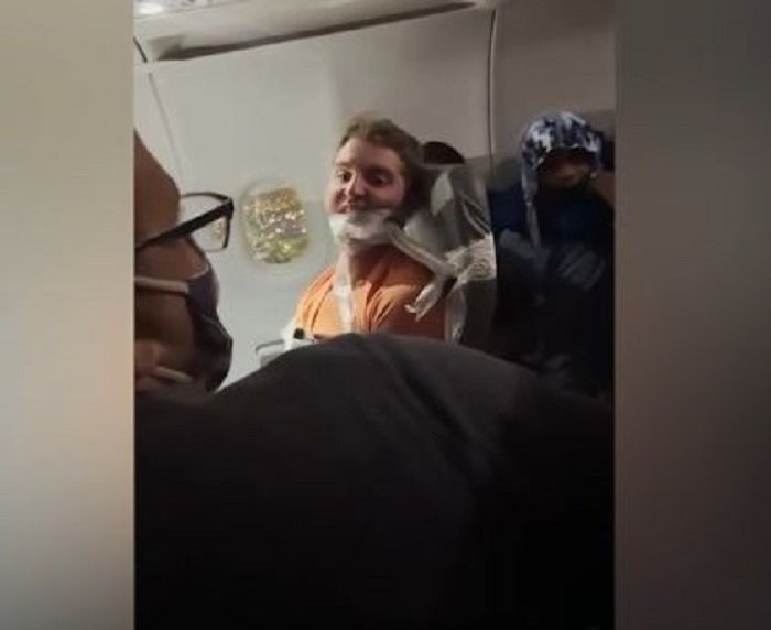 Пияна свиня хвана стюардеса за бомбите в полет до Маями (ВИДЕО)