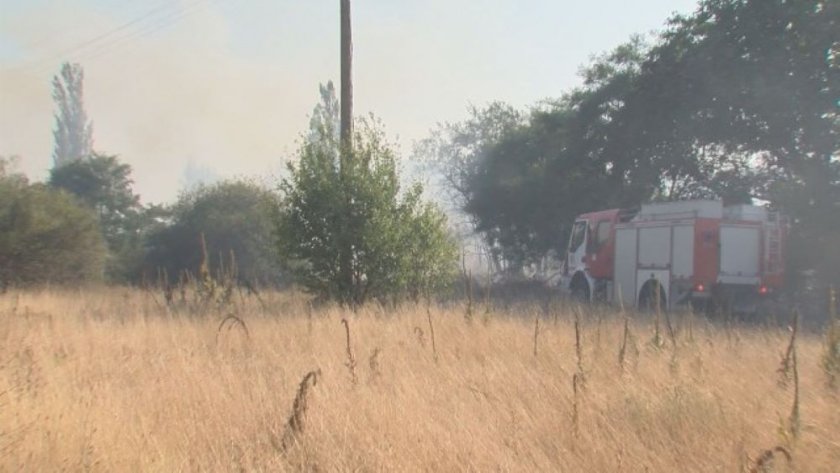 Пожар затвори и пътя между Благоевград и Дупница