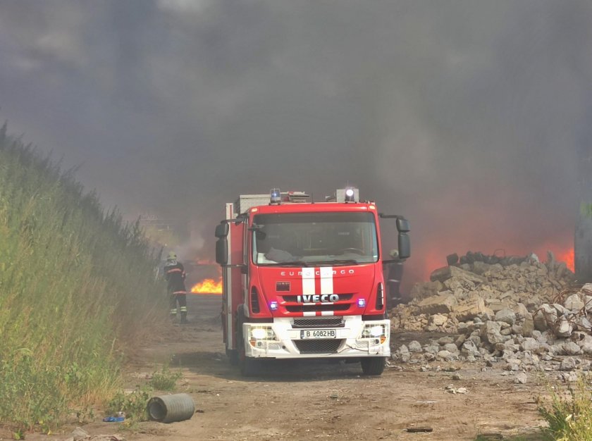 Огнената стихия в Рила се разраства