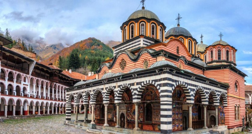 Стотици се събраха на нощно бдение в Рилския манастир