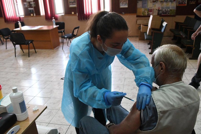 Служебният кабинет: Без задължителна ваксинация, доброволна е