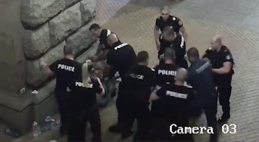 Само в Lupa.bg: Млада руса полицайка с инициали Д.Д. рита и бие в бруталния клип