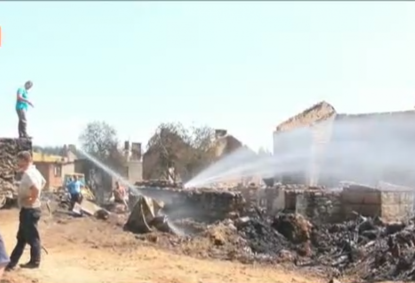 Пожарът в село Кръстава е локализиран, 6 къщи са изпепелени