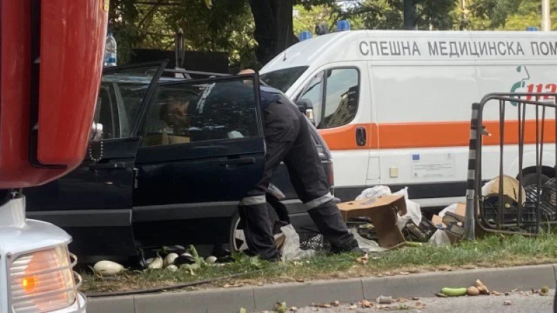 Зверски сблъсък в Пловдив: На шофьор му прилоша и се заби в дърво 