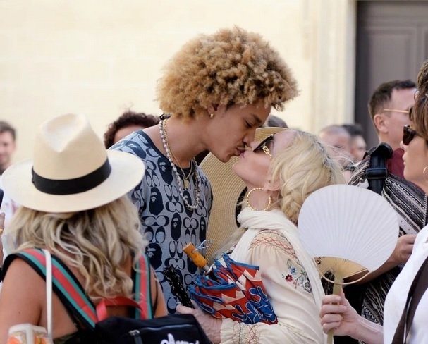 Мадона ваканцува с децата и младото гадже