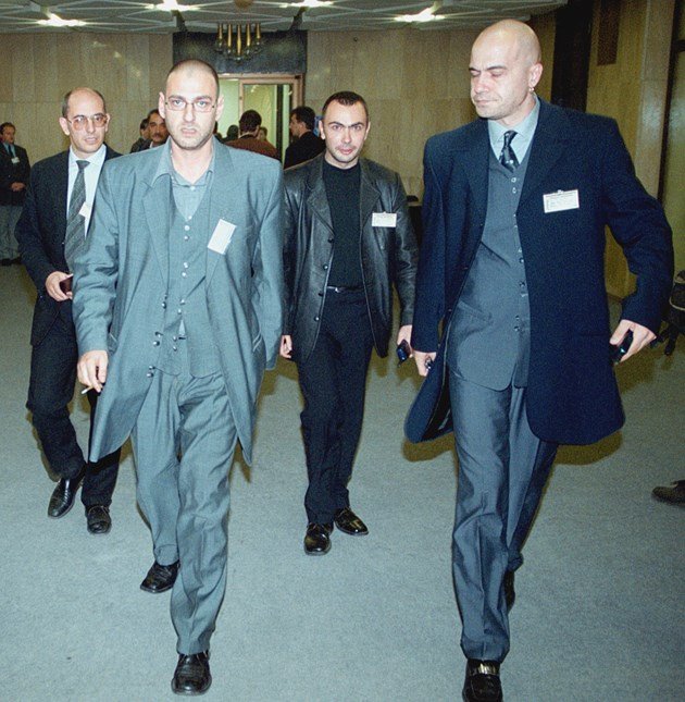 Любен Дилов-син и Слави Трифонов, зад тях Емил Димитров-Ревизоро и Росен Петров са в НДК след местните избори през 1999 г. като лицата на партия “Гергьовден.