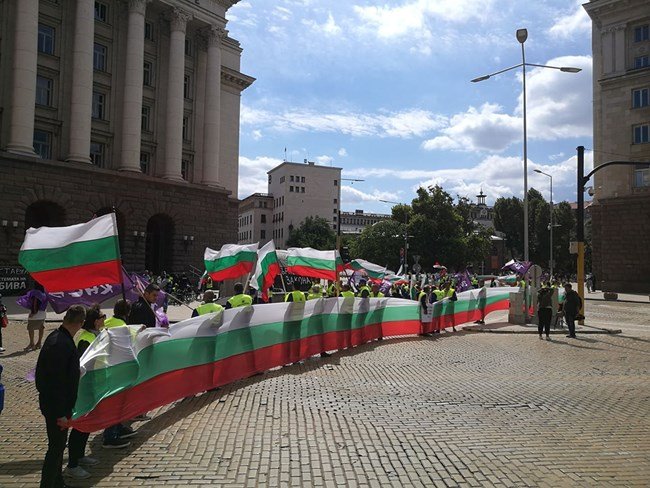 Работници от АМ Черно море блокираха движението на Дондуков
