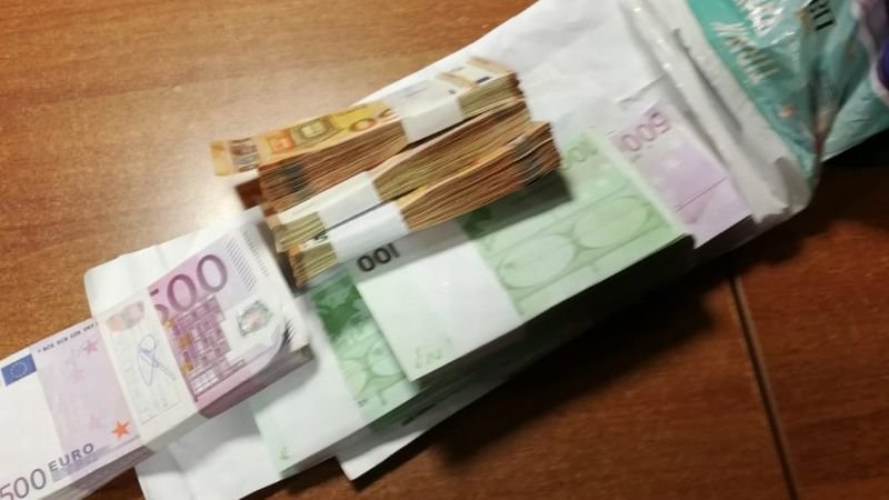 Митнически служители откриха недекларирани 187 700 евро и 188 100 долара